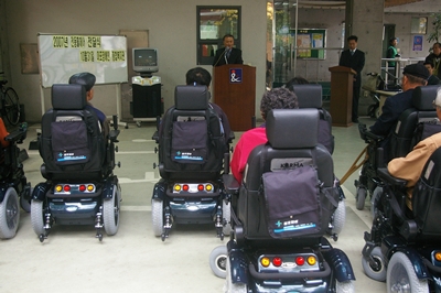 전동휠체어 전달식을 실시하였습니다.