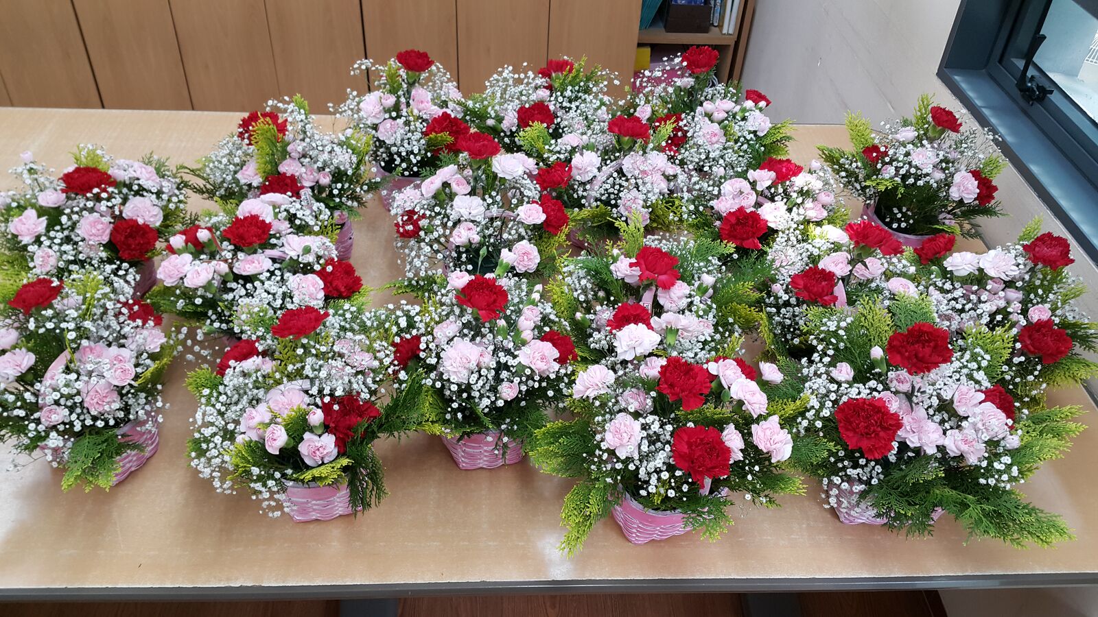 코오롱가족사회봉사단과 함께 카네이션 꽃바구니를 만들었어요! 코오롱가족사회봉사단과 함께 카네이션 꽃바구니를 만들었어요!